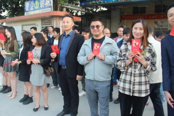 公司董事长杨文泉送上开工大红包与新年祝福