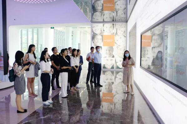 阳光诚信联盟代表企业参观佳都科技人工智能展厅