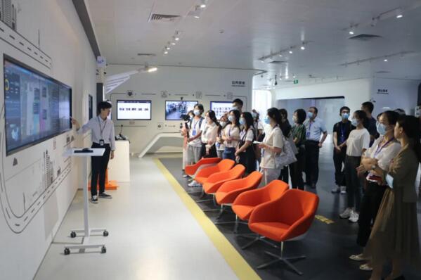 佳都科技智慧城市产品解决方案经理吴晓鹏介绍智慧城市最新技术