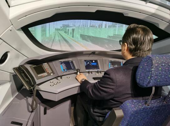 李德紘院士在和谐号CRH3型动车组模拟驾驶室试驾体验
