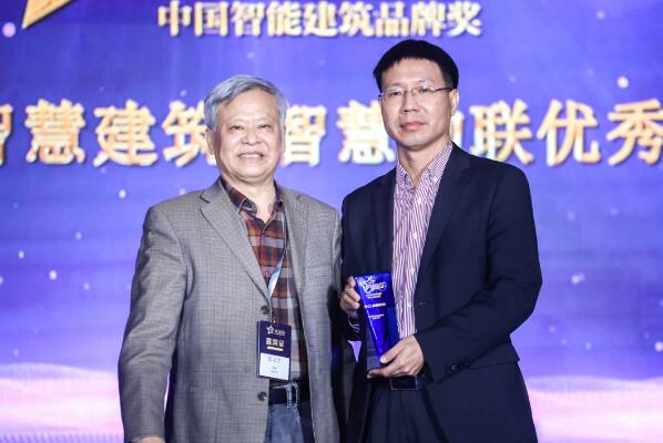 佳都科技副总裁兼商用智能产品事业部总经理何新安（右）出席颁奖典礼