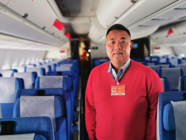 住粤全国政协委员、佳都科技集团董事长刘伟今日踏上了奔赴北京的路程