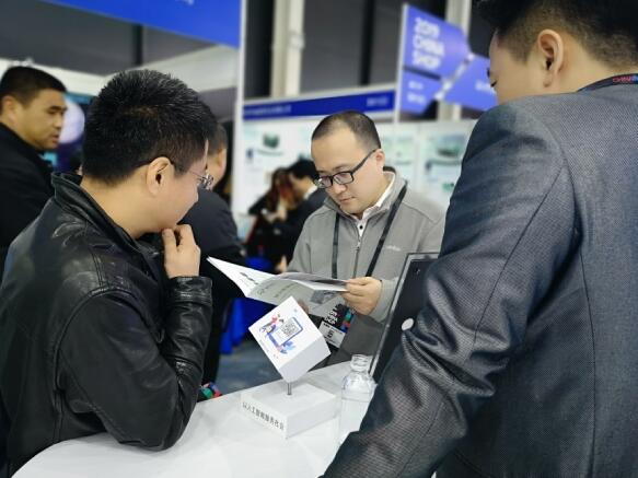 现场前来咨询方案及体验产品的人潮不断