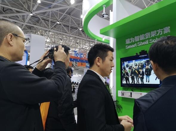 现场前来咨询方案及体验产品的人潮不断