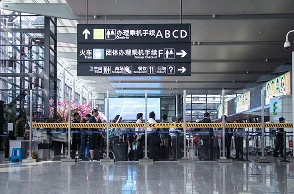 或是这样挤挤挤挤挤的候机/车厅