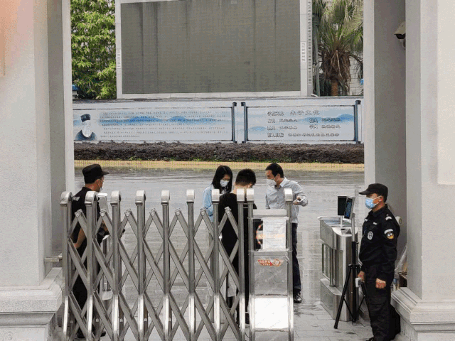 瑞为已部署了上千台FaceTick人脸识别测温设备在多个省市的中小学