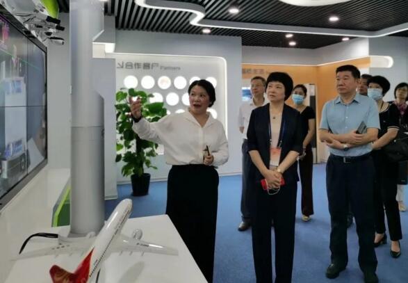 厦门市人大常委会副主任陈紫萱一行莅临人工智能代表企业——瑞为技术进行调研