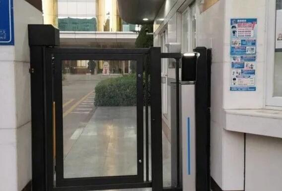 同时在玉晶光电重点防护区域出入口部署瑞为人脸识别摄像头