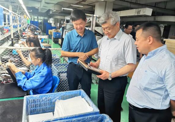 在陈董等公司领导的陪同下，樊主席一行先后参观了立林生产车间、实验室和企业产品展厅