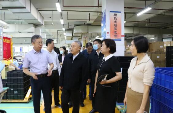 在陈董、汤总等公司领导的陪同下，赵常委一行先后参观了立林生产车间和实验室