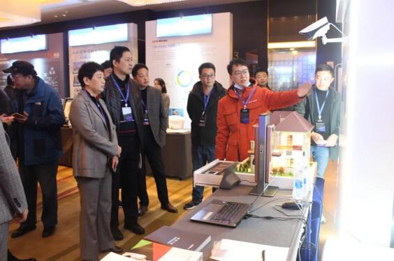 安防协会理事长王慧莉、省厅领导、专家一同莅临立林展台参观并指导