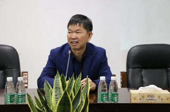 在陈董、钟总等公司领导的陪同下，张区长一行先后参观了立林生产车间和实验室