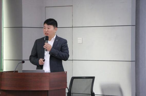 零售渠道总监赵峰宣讲了《零售渠道运营中心2021年运营规划暨商务政策》