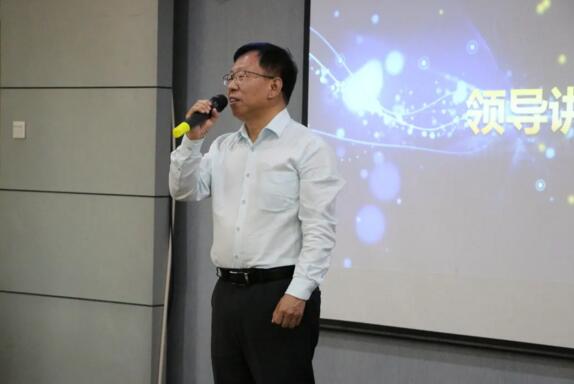 周博士上台发言