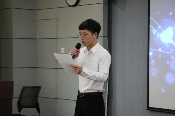 获奖学员代表管晨冰上台发言