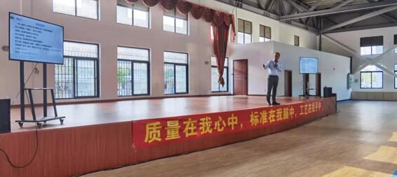 质管中心总监黄建强通过两个小故事来说明培养积极心态的重要性