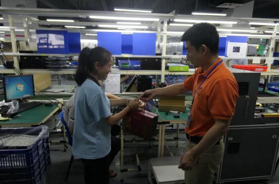 立林制造中心组织开展送礼盒、包粽子系列活动