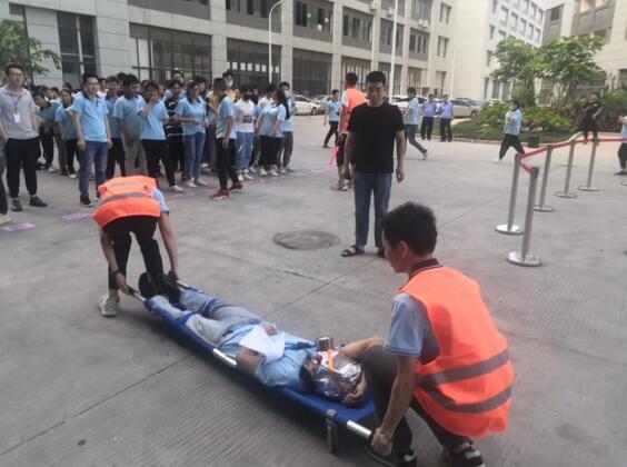 所有参演人员还学习了火场逃生疏散、人员救护、灭火器使用方法