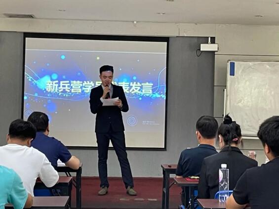 学员代表柯佳炜上台发言