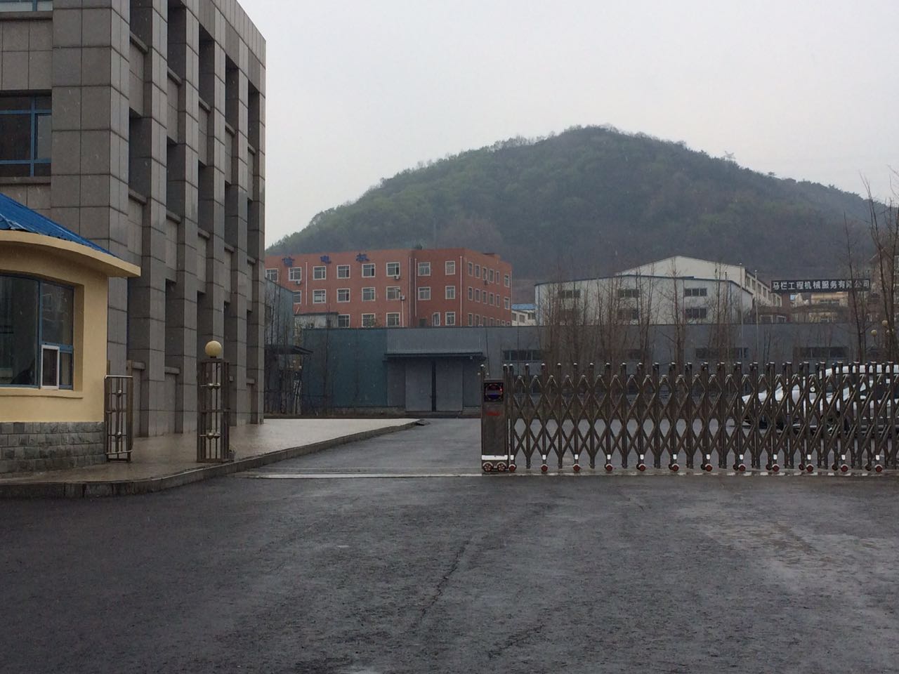大连甘井子区棠梨沟滦坛科技公司电动伸缩门案例 - 中出网-智能出入口门户