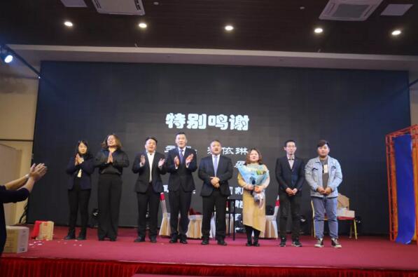 丹特斯再次感谢年会所有工作人员的辛劳付出！