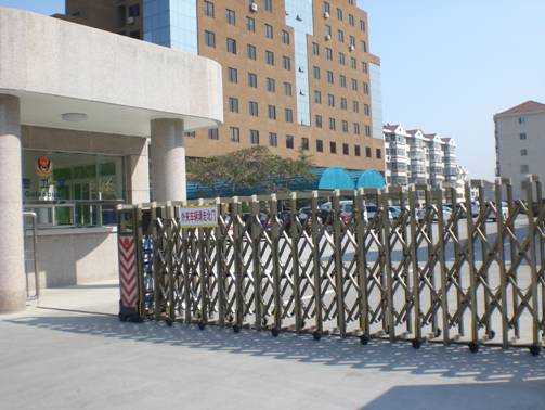 开发区建设大厦伸缩门案例 - 中出网-智能出入口门户