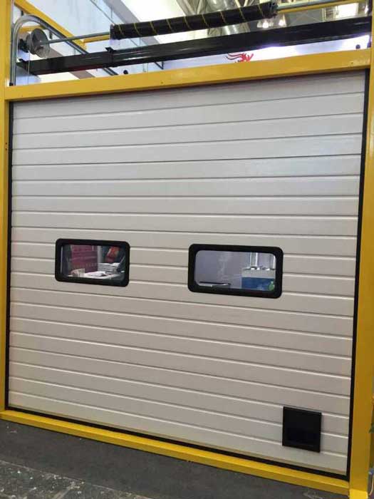 白色条形工业滑升门