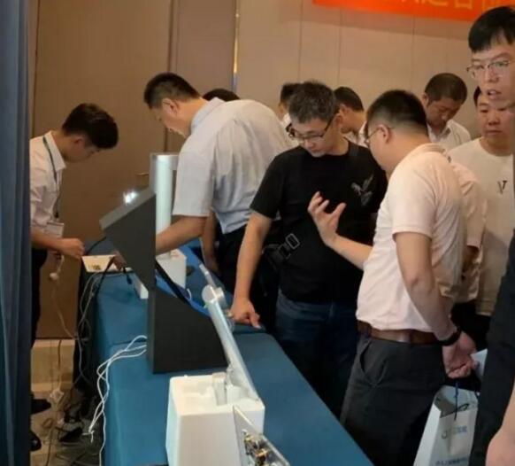 推介会现场-产品体验区人潮涌动