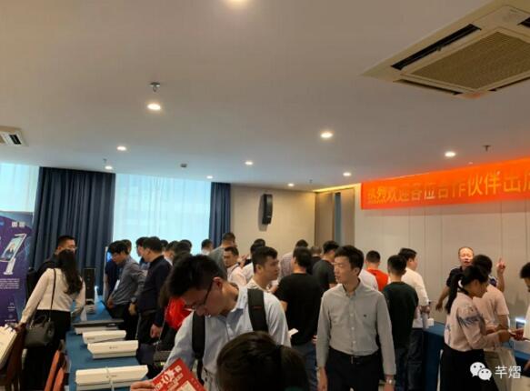 推介会现场-产品体验区人潮涌动