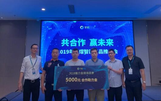 5名二等奖获奖者合影留念