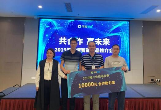 3名一等奖获奖者合影留念