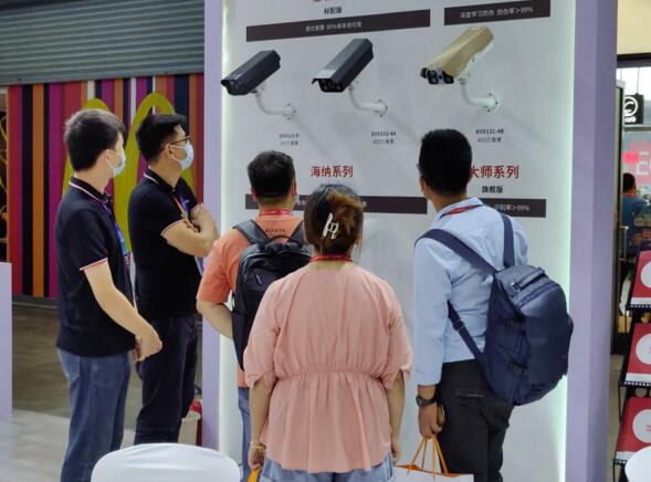 海纳系列的全能车牌识别广告盒VBOX在现场进行通电演示