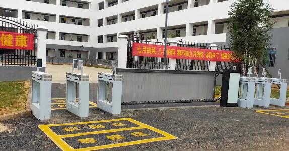 云南某学校在宿舍门口设置芊熠人脸识别终端