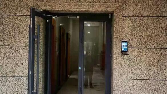 某社区单元楼出入口安装芊熠人脸识别终端