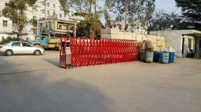 东莞东城豪华大红电动伸缩门案例 - 中出网-智能出入口与停车充电门户