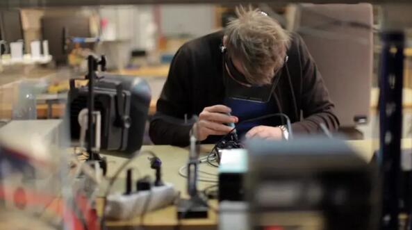 APP（应用程序）开发团队、硬件专家和云技术工程师