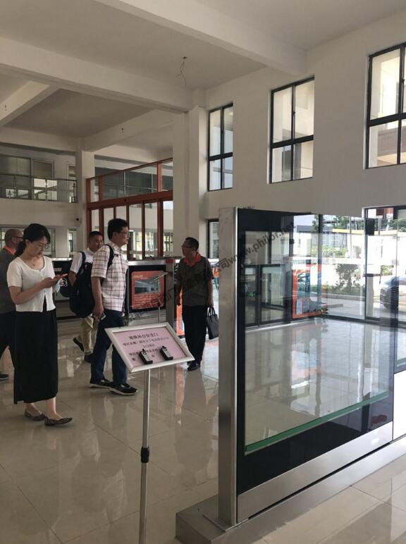 松下质控部、制造部、机电部一行人员首先参观了，菲勒自动门工厂样品展厅