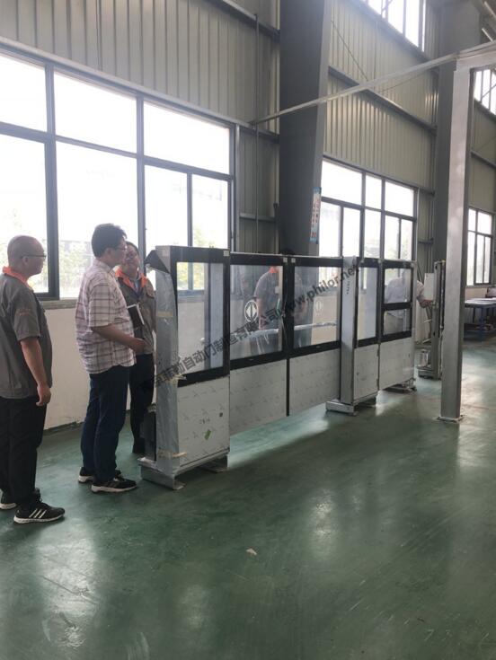 陈总以及技术总工陪同一起参观车间地铁屏蔽门实物