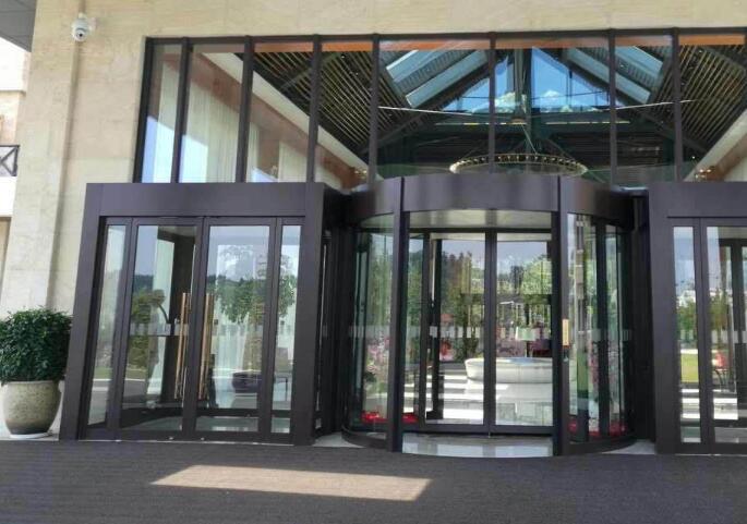 安吉银润大酒店旋转门案例 - 中出网-智能出入口与停车充电门户