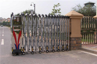 明朗花溪伸缩门案例 - 中出网-智能出入口与停车充电门户