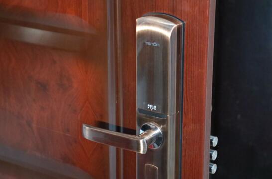 古铜色拉丝工艺的锁身光洁大气