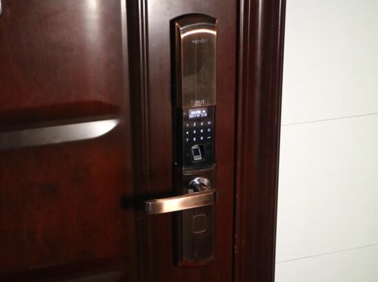 亚太天能T109的门外锁身上部分是自动滑盖区域