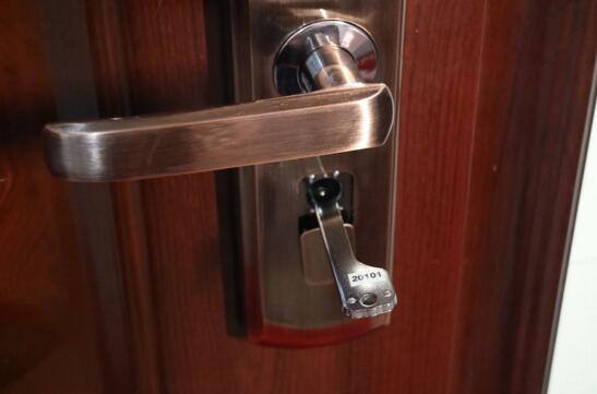 门外把手下方则是锁体的钥匙锁孔