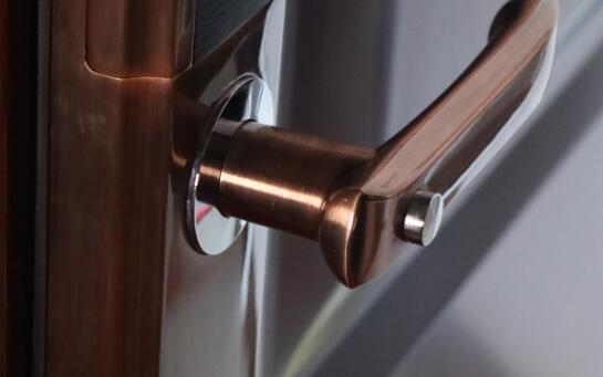 门内把手防猫眼技术开锁设计