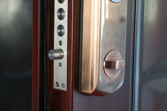 门内锁身的最下面是反锁旋钮