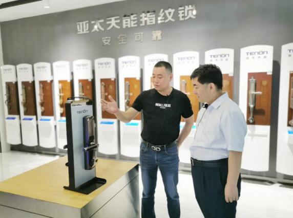 亚太天能总经理王长江向葵花奖调研团介绍产品