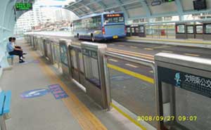 厦门一期（一号线高架）BRT快速公交屏蔽门案例 - 中出网-智能出入口门户
