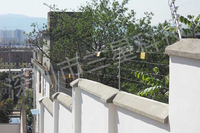 云南楚雄山水龙庭别墅电子围栏案例 - 中出网-智能出入口与停车充电门户