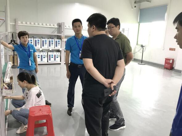 尚亿创新的研发总监为魏科长等人讲解