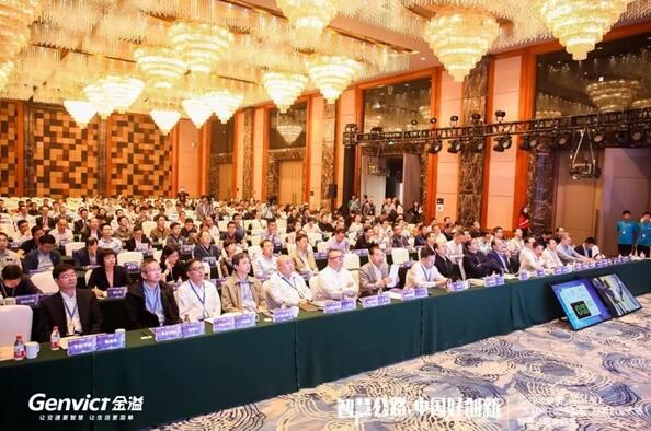 智慧公路主题主题赛现场，专家评委正在观看项目路演